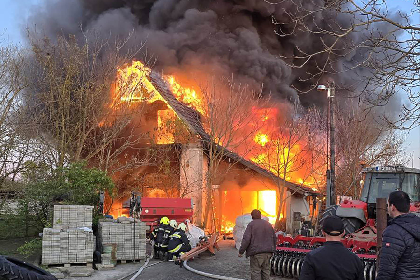 Traktorgumik égtek egy kétegyházi épületben, több egység oltotta a lángokat