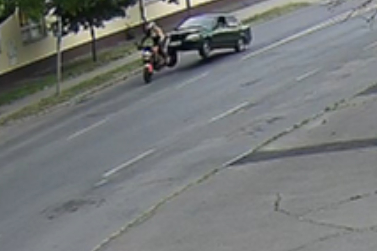 Motorost sodort el egy autós, körözést adtak ki a sofőr ellen