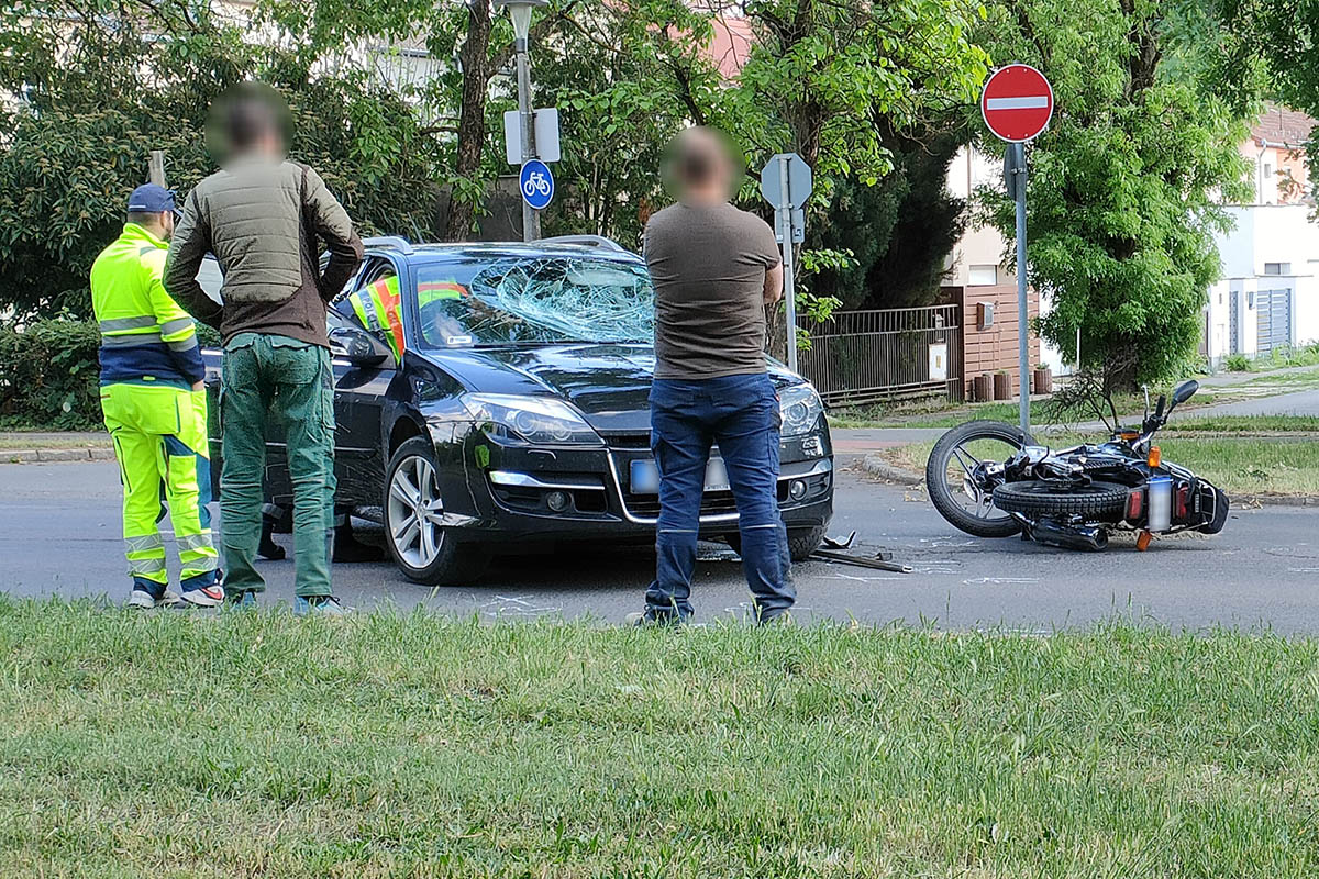 Motorossal ütközött egy autó Békéscsabán, kórházba vitték a sérültet