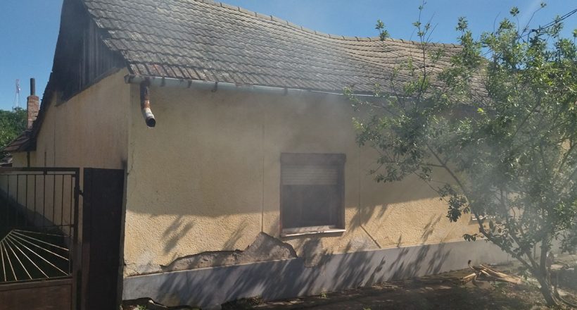 felgyújtotta a házat