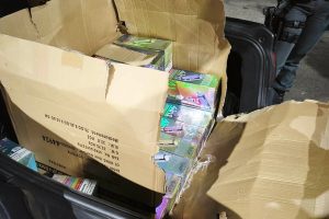 e-cigi helyett földdel voltak megtöltve a dobozok
