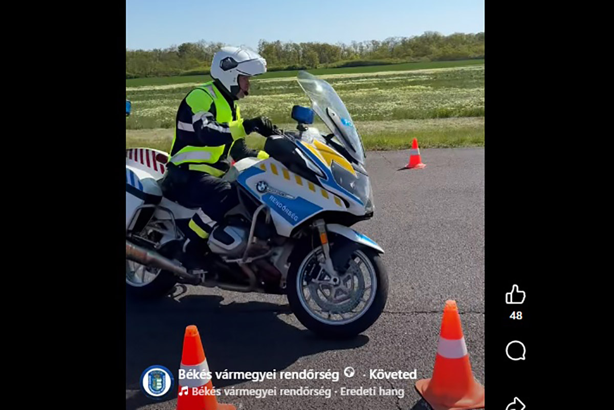 Éles helyzetekre gyakoroltak a motoros rendőrök a békéscsabai repülőtéren