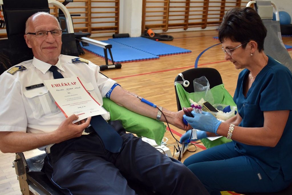 rendőrök adtak vért békésben