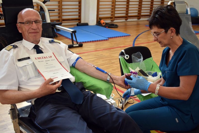 rendőrök adtak vért békésben