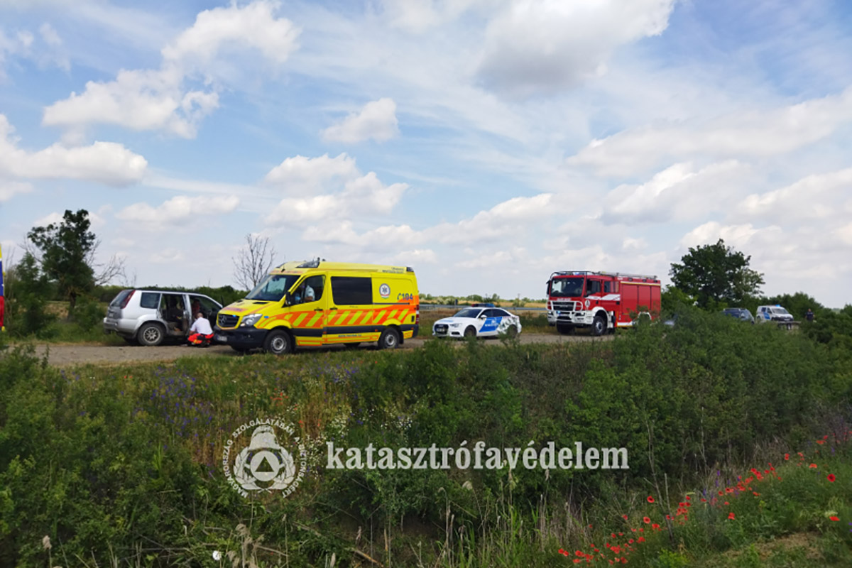 Személyautó hajtott az árokba a 47-esen vasárnap, mentőhelikoptert is riasztottak