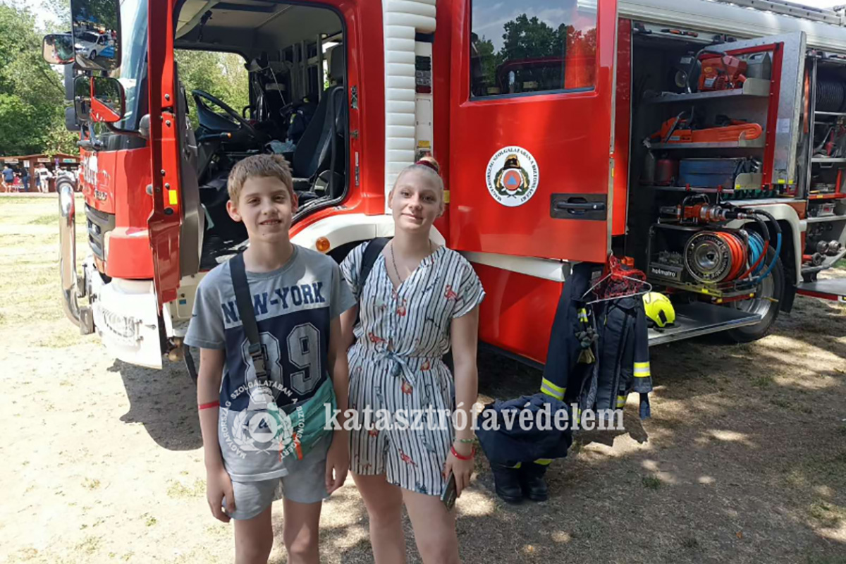 Közelről ismerkedhettek a tűzoltók munkájával a gyerekek