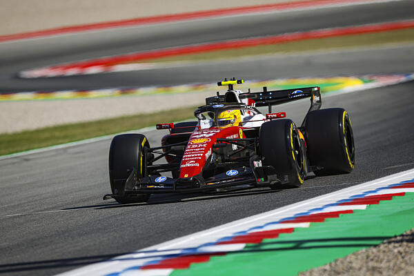 Hamilton első sikerét aratta a Ferrarival Barcelonában