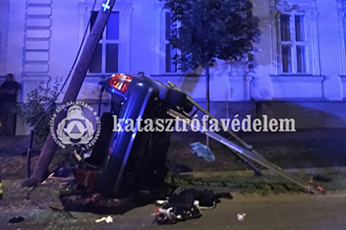 Villanyoszlopnak ütközött egy személygépkocsi hétfő este Gyomaendrődön