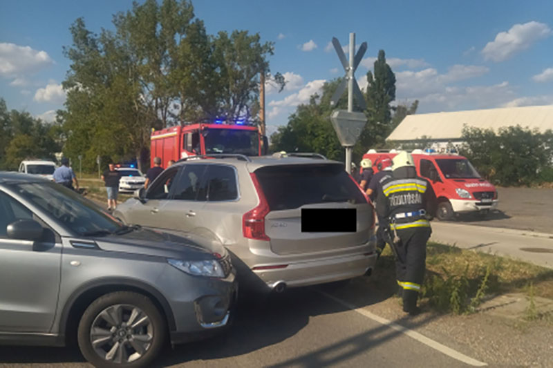 A síneken állt meg az egyik autó a békéscsabai baleset után