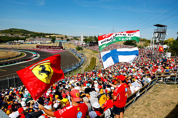 Rekordszámú néző és hosszú távú tervek: Tárgyalt az F1 vezérével a miniszterelnök