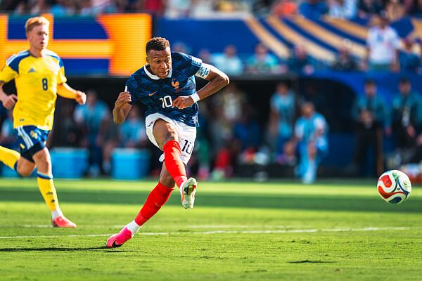 Mbappé duplájával simán továbbjutott Franciaország