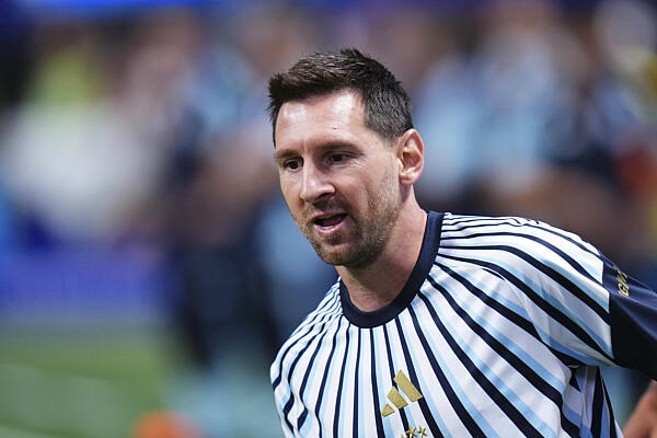 Messi újabb vb-rekordot döntött, Argentína hosszabbításban törte meg a tíz emberrel küzdő Svájcot