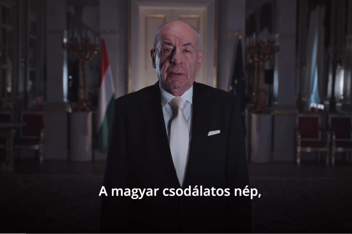 Sulyok Tamás aláírja az alaptörvény módosítását, amely megszünteti köztársasági elnöki megbízatását