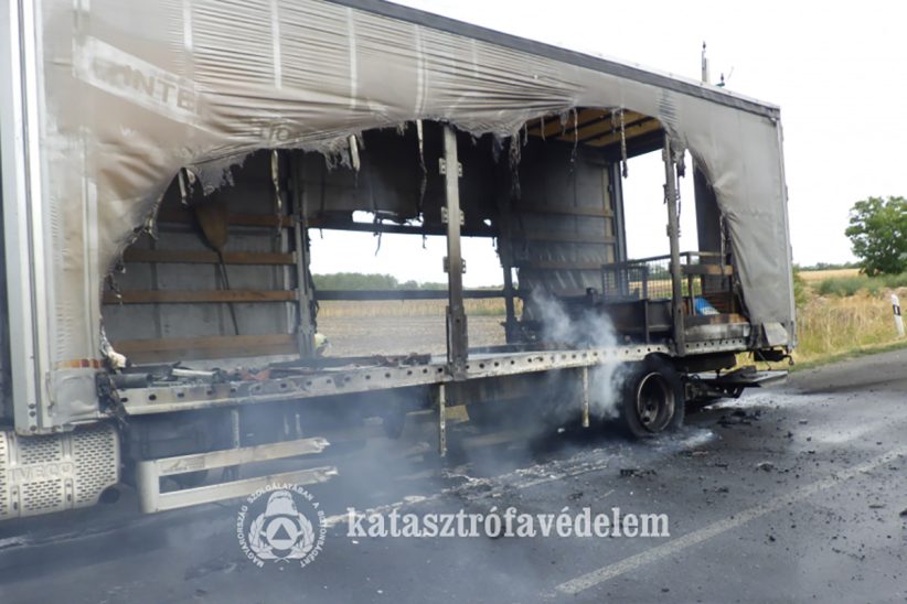 Kigyulladt egy ponyvás teherautó