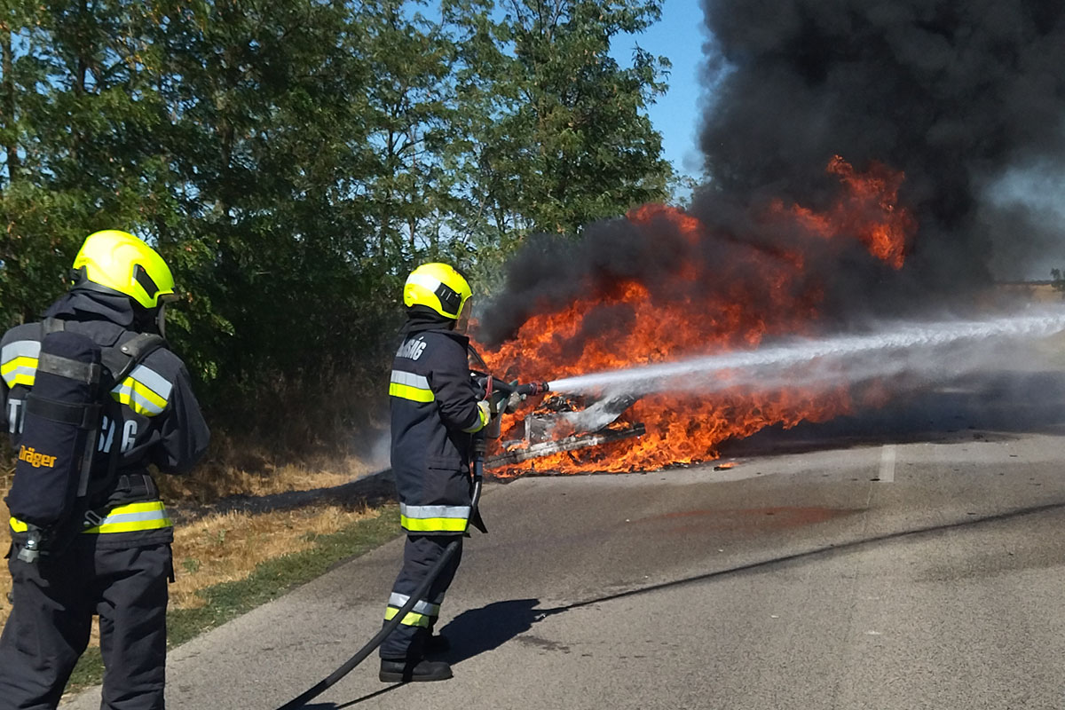 Kigyulladt és teljesen kiégett egy BMW Magyarbánhegyes határában
