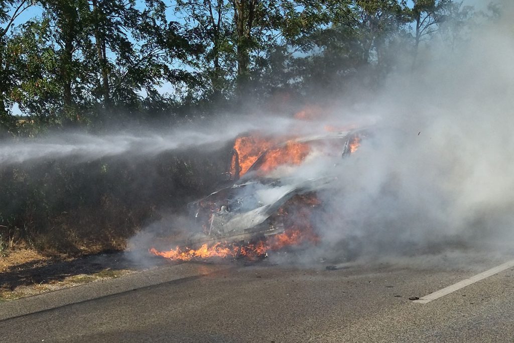 Kigyulladt és teljesen kiégett egy BMW Magyarbánhegyes határában
