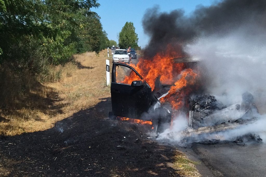 Kigyulladt és teljesen kiégett egy BMW Magyarbánhegyes határában