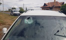 A szélvédőn át csapódott az autóba