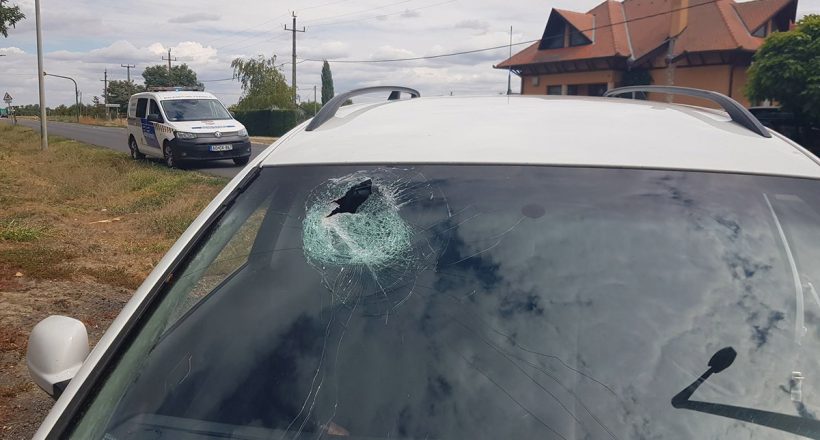 A szélvédőn át csapódott az autóba