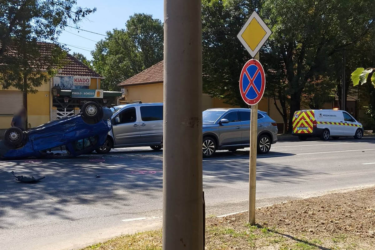 Négy autó ütközött Békéscsabán, az egyik felborult