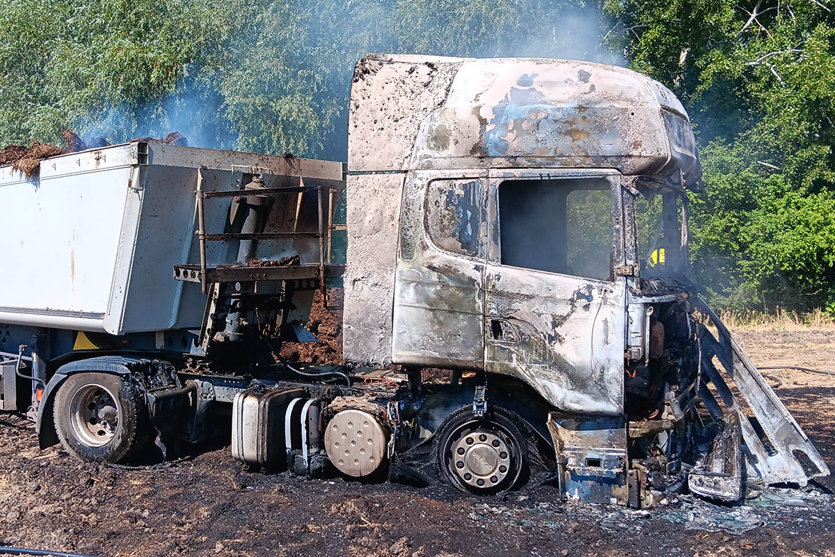 Teljesen kiégett egy nyerges vontató, a sofőr megsérült
