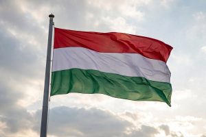 Felvonták a nemzeti lobogót az Országház előtt Felvonták a nemzeti lobogót az Országház előtt
