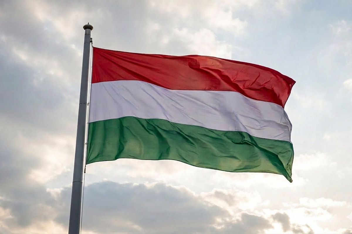 Felvonták a nemzeti lobogót az Országház előtt