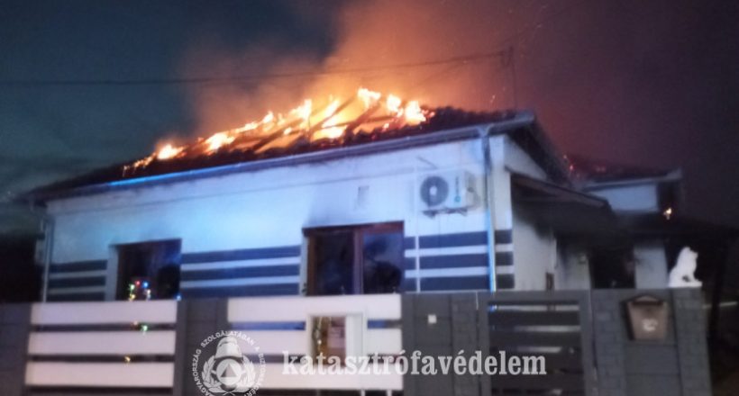 Teljes terjedelmében égett egy ház és egy garázs Geszten