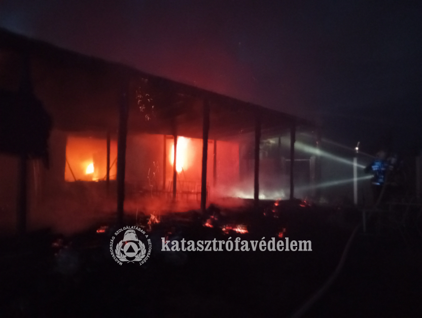 Teljes terjedelmében égett egy ház és egy garázs Geszten