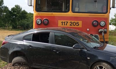 vasúti átjáróban vonattal ütközött