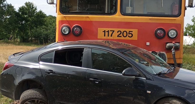 vasúti átjáróban vonattal ütközött