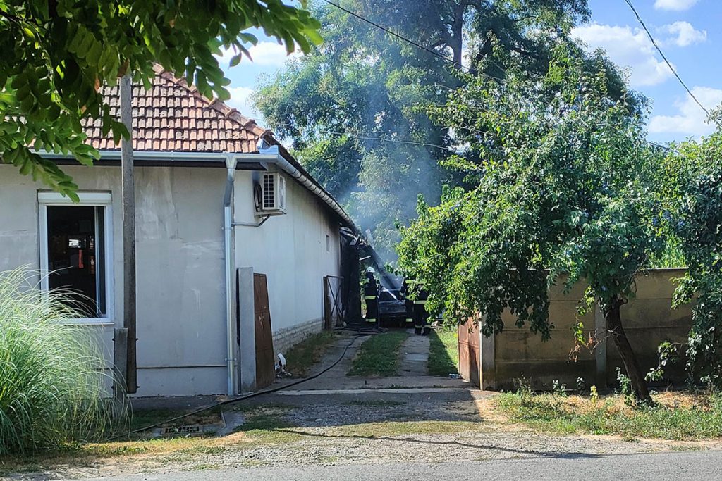 kigyulladt autó és ház Békésen