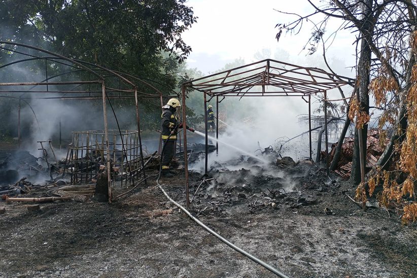 Újszalontán égett fóliasátor