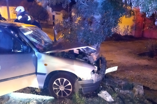 Fának csapódott egy autó Orosházán: a tűzoltók szabadították ki a beszorult sofőrt