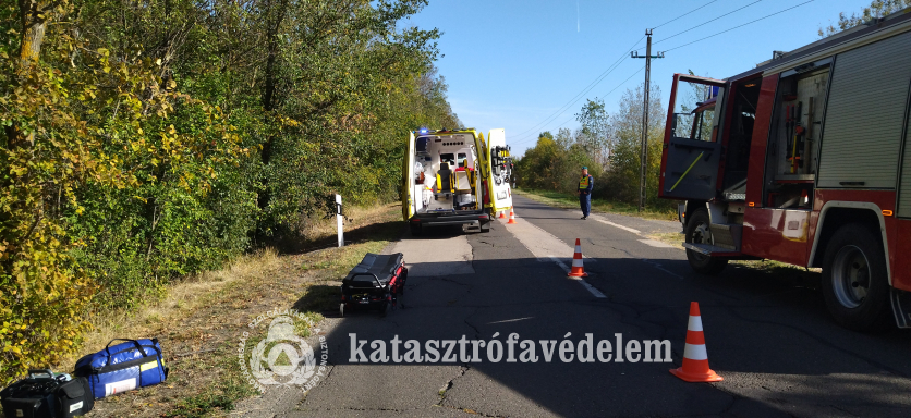 Árokba csúszott, majd fának ütközött egy személygépkocsi szerda délután Battonya külterületén