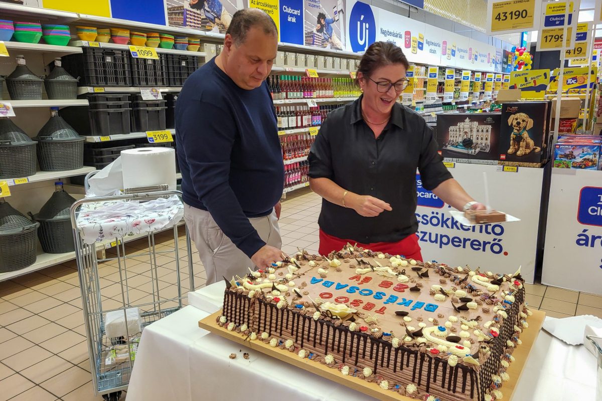 Tortával és a vásárlókkal ünnepelték a Tesco 25. születésnapját