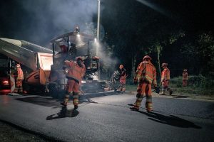 Kevesebb nappali dugó az utakon: gőzerővel zajlanak az éjszakai útfelújítások Kevesebb nappali dugó az utakon: gőzerővel zajlanak az éjszakai útfelújítások