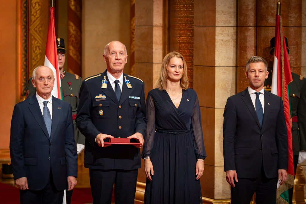 Magyar Arany Érdemkeresztet vett át Pelleg József László r. alezredes